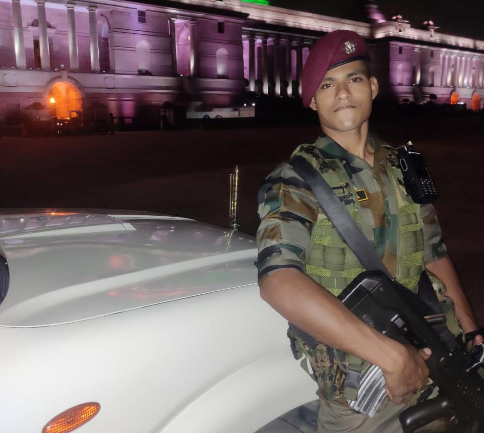 manjeetnegilive's tweet photo. "Tiger of Chittoor "🐯🔥 

Lance Naik B Sai Teja
Unit-11 PARA (Special Forces)
From: Chittoor, Andhra Pradesh

Joining the Indian Army was his only dream, he used to run 15 km every morning & exercise daily during his teenage days.
He joined elite Para Special Forces.
He Was PSO to CDS General Bipin Rawat.
He made supreme sacrifice in the IAF Mi-17 crash at age 27.

Salutes to this braveheart.🙏

Jai hind.🇮🇳

@adgpi
@SpokespersonMoD 
#indianarmy