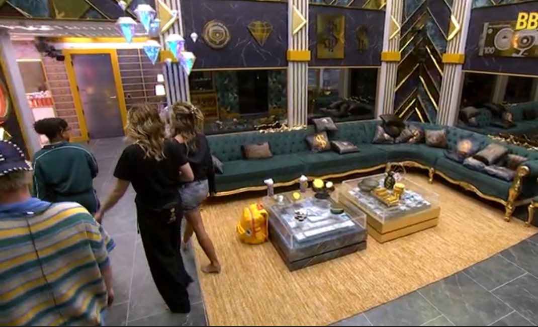 cleytu's tweet photo. tia milena já tava indo caçar confusão mas não deixaram kkkkkkkkkk ela honra a vaga demais #bbb26 https://t.co/0G5hdZXDFX