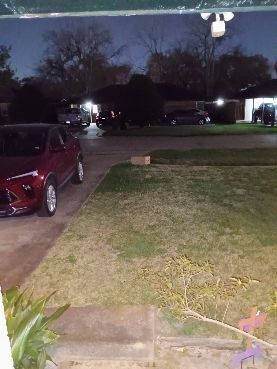 TetraSToMW's tweet image. Mom told me s package I ordered from Amazon is here. Open door and don't see anything on my porch. Freaking out that it got stolen then look across my yard. That is by my ditch what the heck!?
#Amazon #Packages