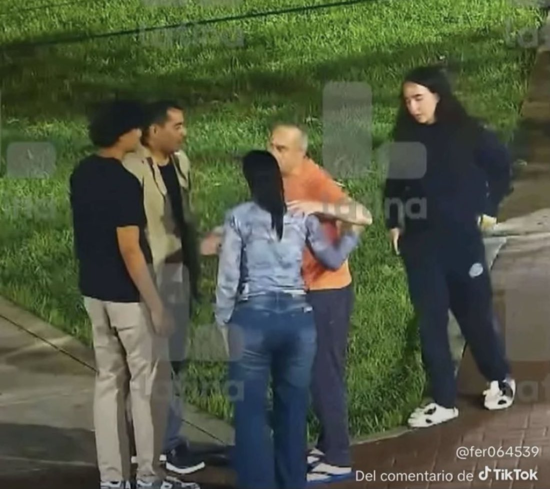 Ahí está para los que decían ¿por qué meten a la novia ? 
Está metída hasta el cuello ella y su papá .