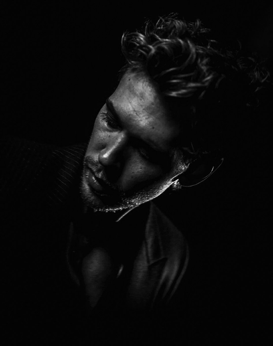 𝐀𝐧𝐚𝐭𝐨𝐦𝐲 𝐨𝐟 𝐚𝐧 𝐔𝐧𝐛𝐫𝐨𝐤𝐞𝐧 𝐇𝐞𝐚𝐫𝐭 • пять

"Every breath beside the wreckage was a confession he never voiced, carved not in words but in fire and bone, witnessed by flashing lights and kept in silence."

Read: tinyurl.com/ycye7uvh