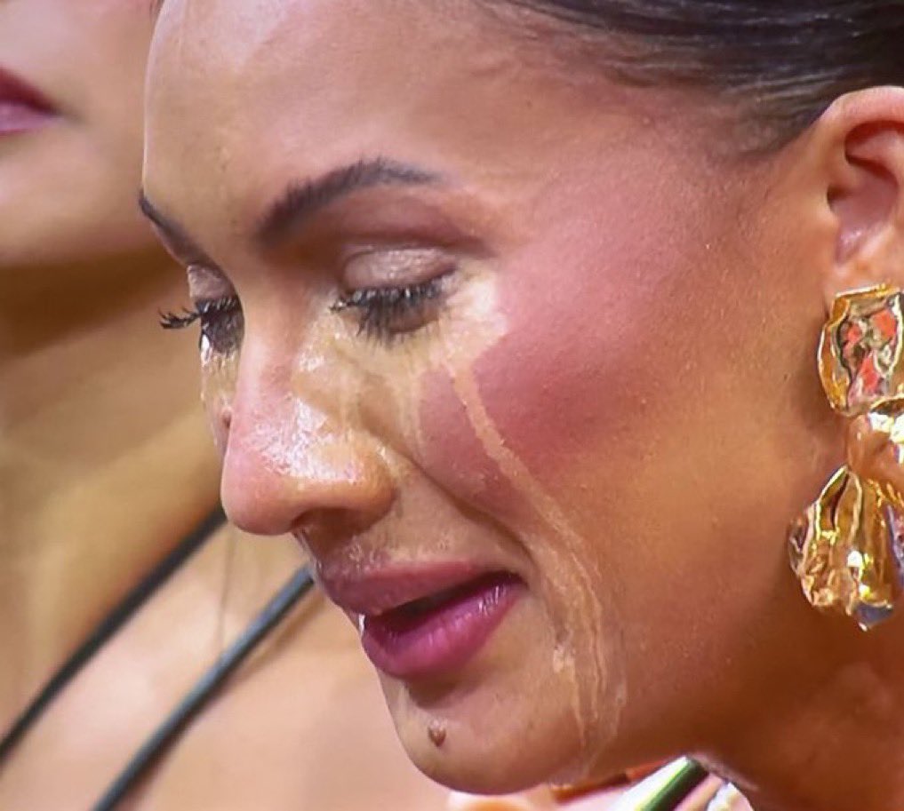 Vem retocar a maquiagem aqui fora, Maxiane!!!
#ParedaoBBB