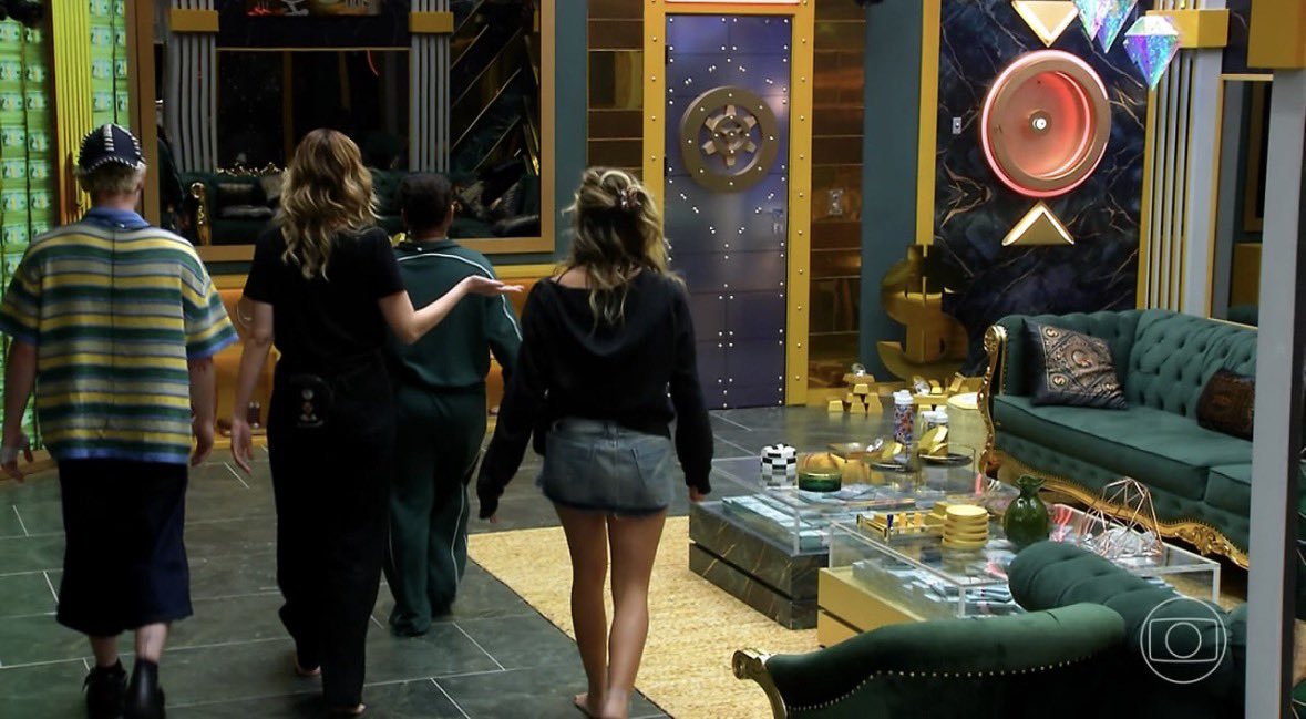 poIemizei's tweet photo. Eles andando em quarteto pela casa 

VOU COM ELES ATÉ O FIMMMM #BBB26 https://t.co/k3FwvMnN94