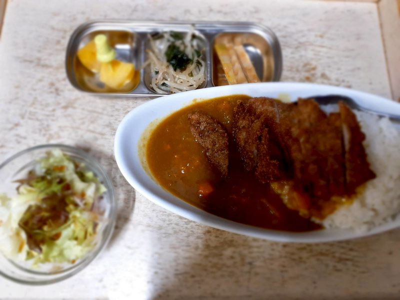 Kamitani313's tweet photo. 2/25～28の週替わりランチ(850円税）『カツカレーと副菜色々』です。#神戸市西区 #王塚台 #日替わりランチ #鶏肉  #和牛スープ  #韓国料理屋 #陣　#カツカレー https://t.co/JdLn2M7nCI