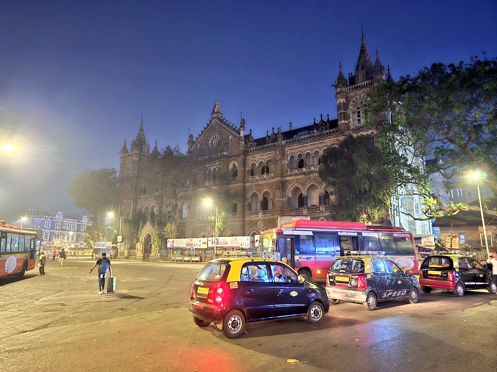 nonstopeurotrip's tweet image. Today I'm onboard the Mandovi Express from #Mumbai to #Goa 🇮🇳 along the super scenic, Konkan Railway down the west coast 🛤 This 12 hour trip in a First Class compartment costs €25, and is a fitting last journey for my final day in #India 🚆 #NonstopEurotrip