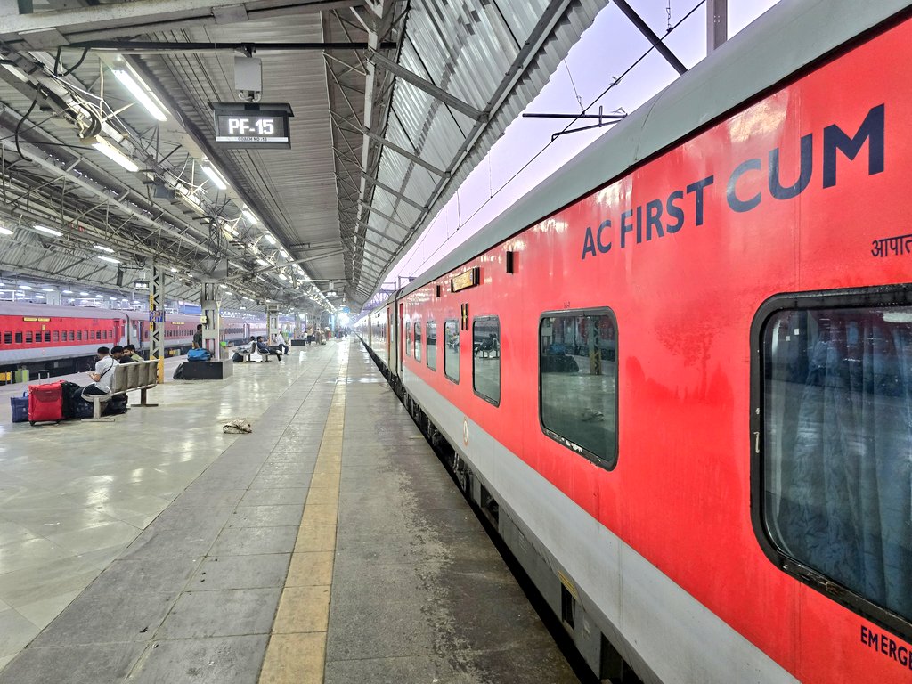 nonstopeurotrip's tweet image. Today I'm onboard the Mandovi Express from #Mumbai to #Goa 🇮🇳 along the super scenic, Konkan Railway down the west coast 🛤 This 12 hour trip in a First Class compartment costs €25, and is a fitting last journey for my final day in #India 🚆 #NonstopEurotrip