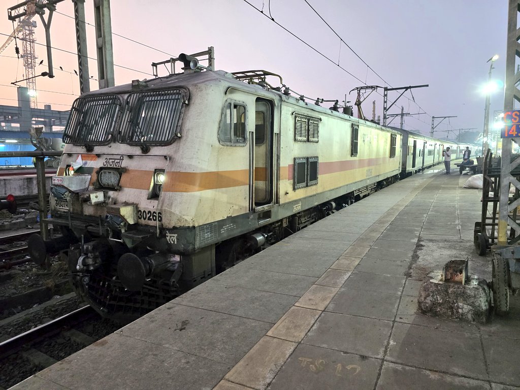 nonstopeurotrip's tweet image. Today I'm onboard the Mandovi Express from #Mumbai to #Goa 🇮🇳 along the super scenic, Konkan Railway down the west coast 🛤 This 12 hour trip in a First Class compartment costs €25, and is a fitting last journey for my final day in #India 🚆 #NonstopEurotrip