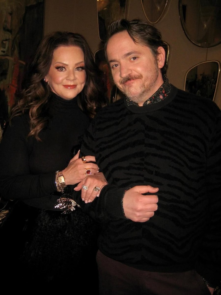 Consider this our 2025 holiday card 🎄⭐️ Season's greetings to all. Prolonged staring at my hand may result in mannequin vibes!!!