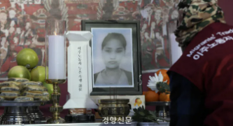 joshrc2020's tweet photo. 最高裁、『ビニールハウスで死亡』の移住労働者・ソクヘンさんに『韓国政府が賠償』判決を確定／韓国の労災・安全衛生2026年01月29日 https://t.co/hYhcmtL0DF https://t.co/flZ3Wi9S7o