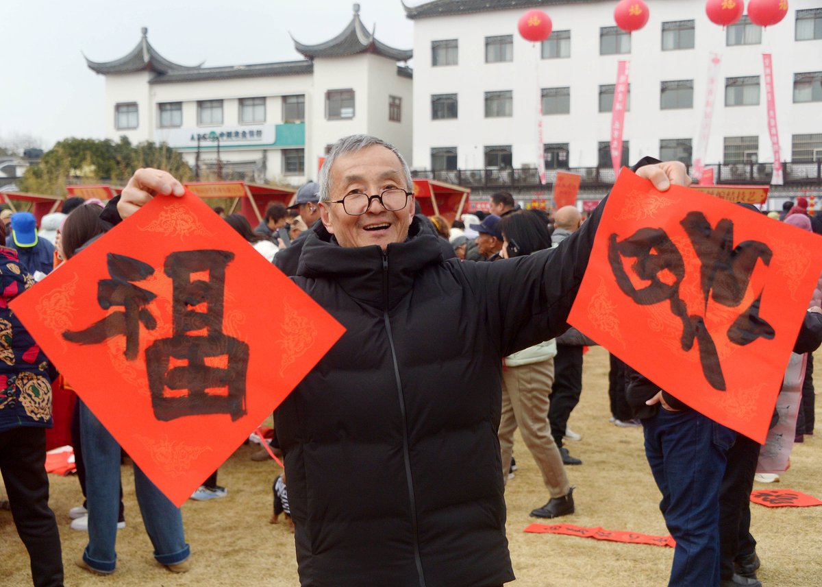 QingpuShanghai's tweet photo. #LifeinQingpu The 2026 #SpringFestival wraps up with vibrant celebrations across #Qingpu! Ancient towns like Zhujiajiao, Jinze, and Liantang offer dragon dances, Kunqu Opera, boat martial arts, folk crafts, and lantern shows. From old valleys to modern malls, festive joy fills every corner. Come to Qingpu in the Year of the Horse and discover the magic of Jiangnan! #TravelChina #TraditionalCulture