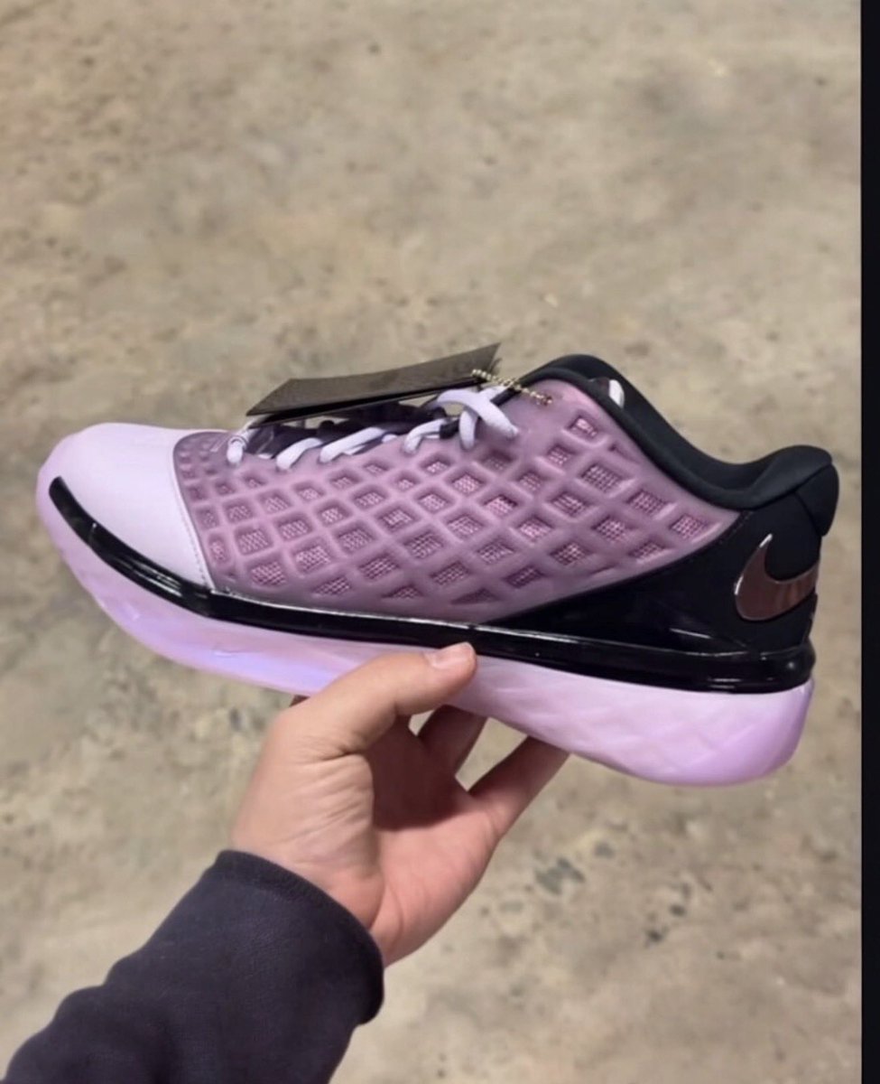 Early look: Nike Kobe 3 Low Protro “Forum” inspired by the pink lights that surround the arena 🐍

📸: <a href="/dchatlani/">✨</a>