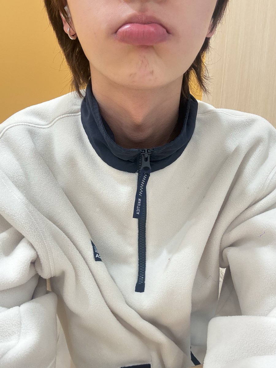 아침 7시경 배고파서 햄버거 먹으러 나왔다고 보낸 인증에 눈 코는 없음... 왜 안 줘ㅠㅠ