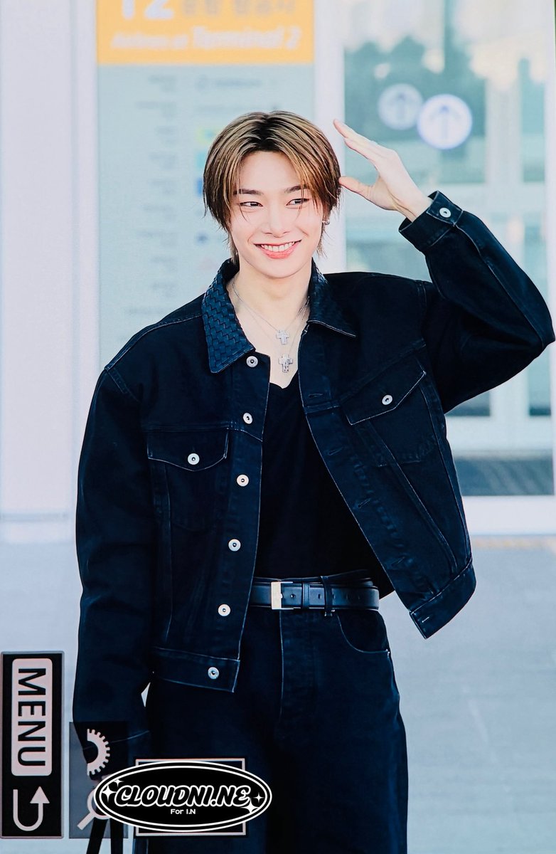 cloudniNe_0208's tweet photo. 260225 ICN 출국 PRE

🤍

#I_NxBottegaVeneta 
#I_NxDAMIANI 

#StrayKids #스트레이키즈 #아이엔 #I_N #양정인 #Yangjeongin #jeongin #梁精寅 #アイエン #ストレイキッズ #ジョンイン #아기빵 https://t.co/JWX8qBQpjD