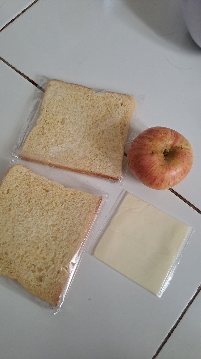 Anakku pulang lgsg ngomong "bunda, aku dpt ini".

Cobaan puasa emg dr pemerintah kita sendiri.

#mbgjelek