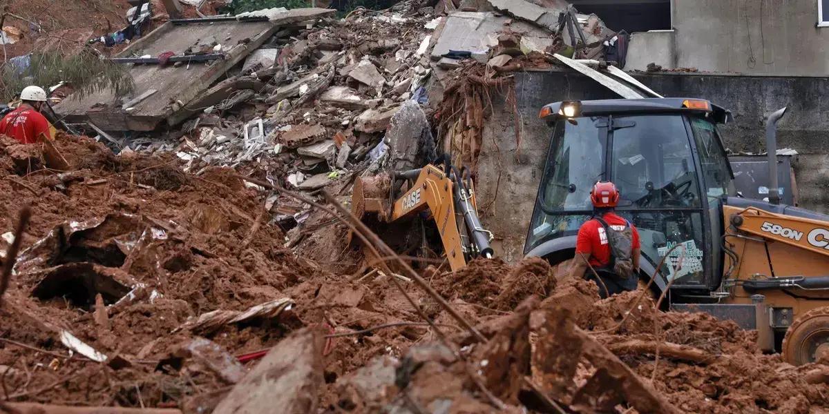 Chuvas em Minas Gerais deixam 30 mortos e alertam para novos deslizamentos educta.online/chuvas-em-mina…