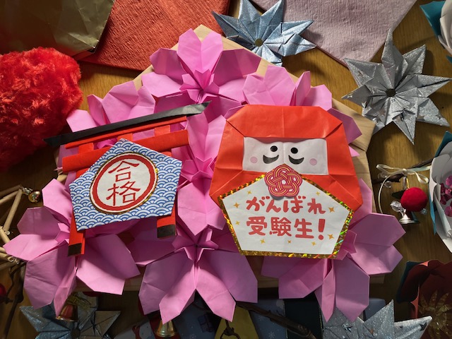 sapporohostel's tweet photo. 【がんばれ、受験生！】国公立大学2次試験・前期日程が始まりました。当館にも全国から受験生が宿泊しています。スタッフ手作りの合格ダルマと当協会広報最新号の表紙を飾るおかひなちゃんがついてるぞぉ！！#岡本姫奈
#HostellingMagazine　＃春から北大　＃春から北教大 https://t.co/1ZpKFHYLiI