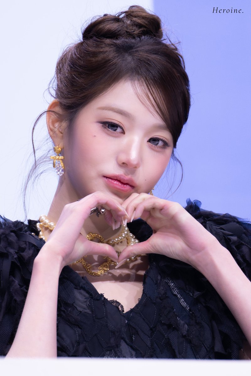 heroine1201's tweet photo. 𝟮𝟲𝟬𝟮𝟮𝟱 𝗥𝗘𝗩𝗜𝗩𝗘+ 𝗦𝗛𝗢𝗪𝗖𝗔𝗦𝗘.

𝟴.🫶🏻
공주님 🤍🤍🤍

#장원영 #JANGWONYOUNG
#아이브 #IVE https://t.co/HbpRiaEZPf
