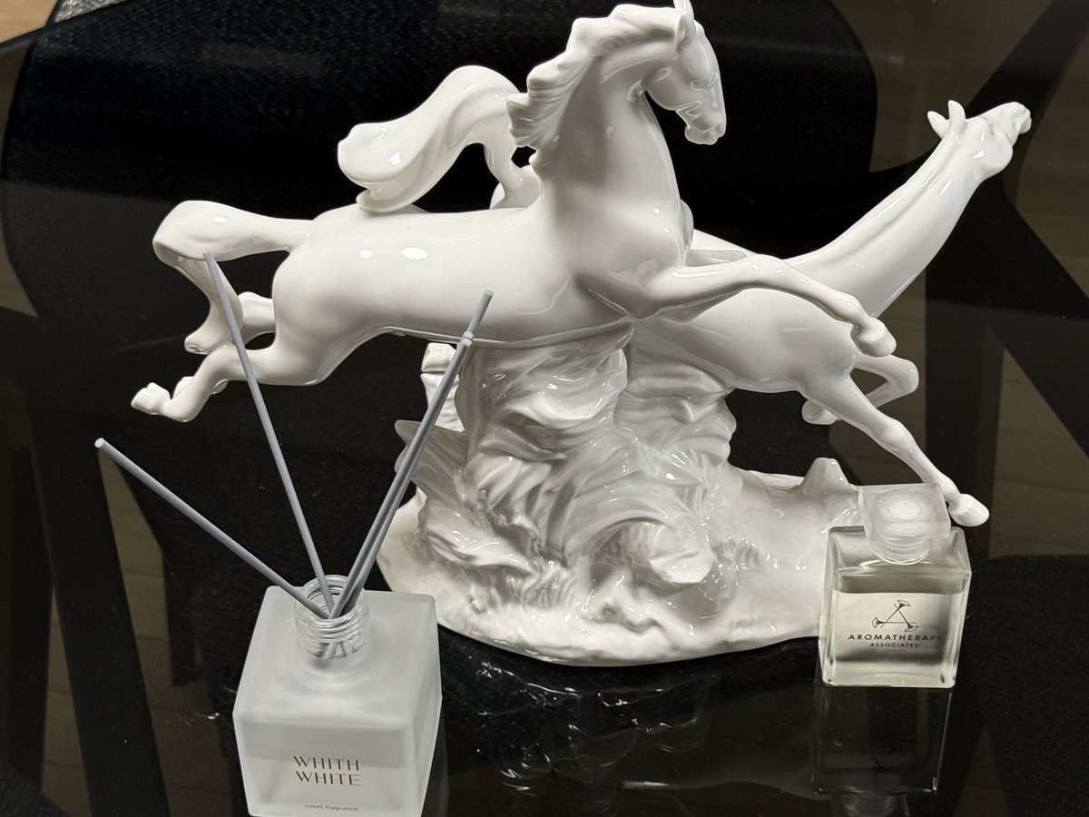 会社には馬の置き物が複数あります。 午年だけに🐴