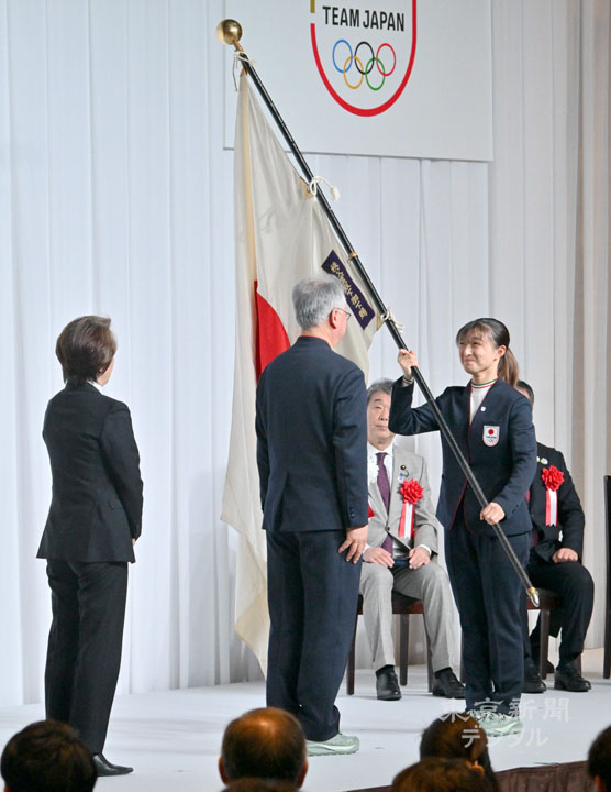ミラノ・コルティナ五輪の選手団解団式で、団旗を返還するフィギュアスケートの坂本花織選手。記事はこちら→ chunichi.co.jp/article/1214297