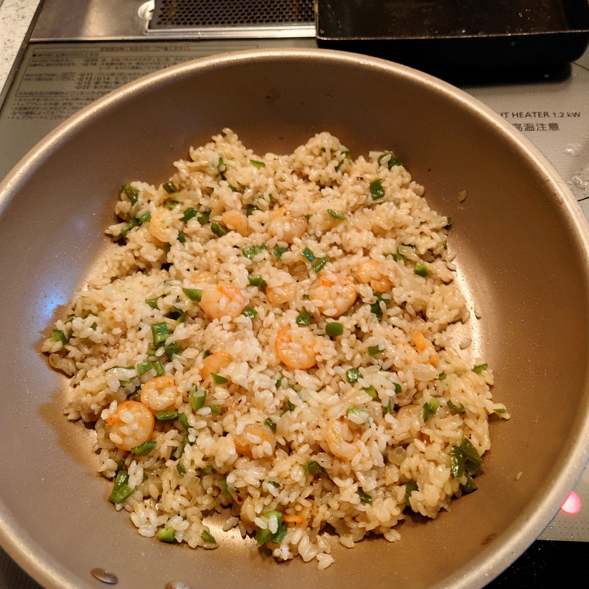 引越先の台所がIHなので、炒飯の難易度が爆上がり。なので最近はピラフばっかり作ってる。
私の正体を知る者には､海老の量はある程度納得してもらえるかと思うw