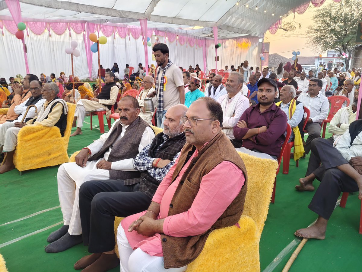 Prashan80195915's tweet photo. म. प्र शासन के लोकप्रिय उपमुख्यमंत्री रीवा की शान आदरणीय श्री राजेंद्र शुक्ला @rshuklabjp जी के निज सचिव श्री राजीव तिवारी जी श्री विष्णु महायज्ञ रुपौली में 🚩🙏 @rshuklabjp @OfficeOfRShukla @Janardan_BJP @kptripathibjp @BJP4MP #rewa #महायज्ञ #semariya https://t.co/kbQo9T3Wd3