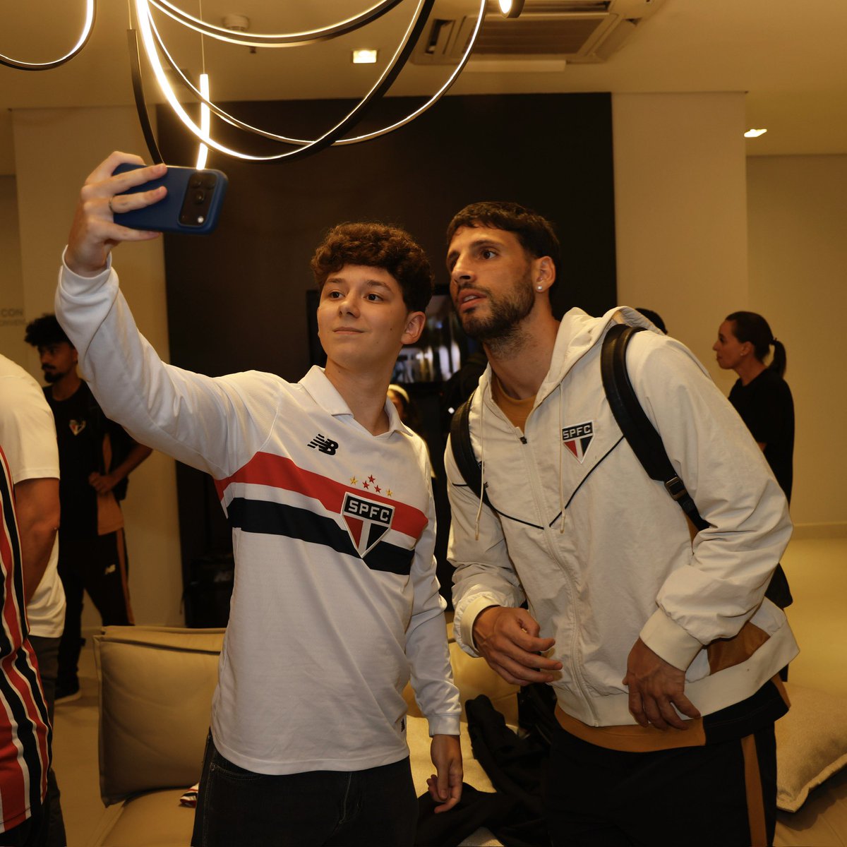 Recepção calorosa! ❤️🤍🖤

Nossa delegação chegou em Curitiba e foi recebida no hotel pelos sócios torcedores que fizeram o resgate da ação Tô Em Casa!

#SejaSócioTorcedor
#VamosSãoPaulo 🇾🇪l