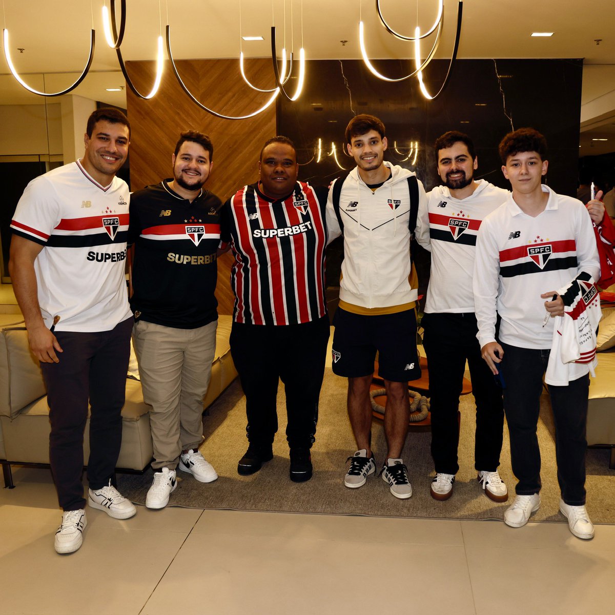SaoPauloFC's tweet photo. Recepção calorosa! ❤️🤍🖤

Nossa delegação chegou em Curitiba e foi recebida no hotel pelos sócios torcedores que fizeram o resgate da ação Tô Em Casa!

#SejaSócioTorcedor
#VamosSãoPaulo 🇾🇪l https://t.co/4JQULhPqF5
