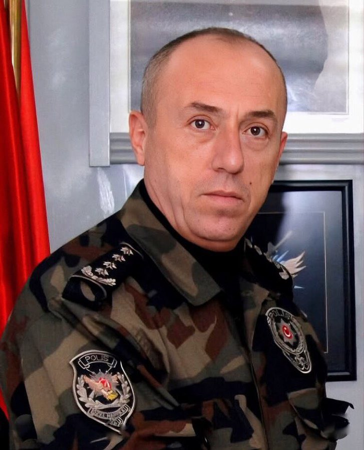 Adli tıp kayıtlarında 9 kaburgasının kırık olduğu ve solak olduğu halde başının sağ tarafından vurulduğu yazılıydı.

Polis Özel Harekat’ın kurucu 3 başkanından birisi olan Behçet Oktay, 17 yıl önce bugün şehit edildi.

Ne makam, ne rütbe, ne şân, ne de şöhret, hiçbirini tanımadı.