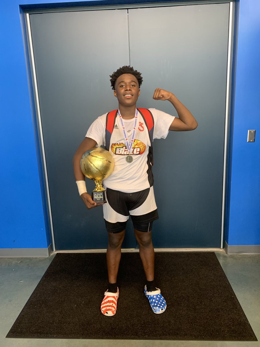 __gleeaaron3's tweet photo. Came a long way from granny backyard onna west💕
Thank evb fa the love n support thru my hs career and big thanks ta Midfield ❤️🤍🩵
#3out💔 https://t.co/tG84RlQWvN