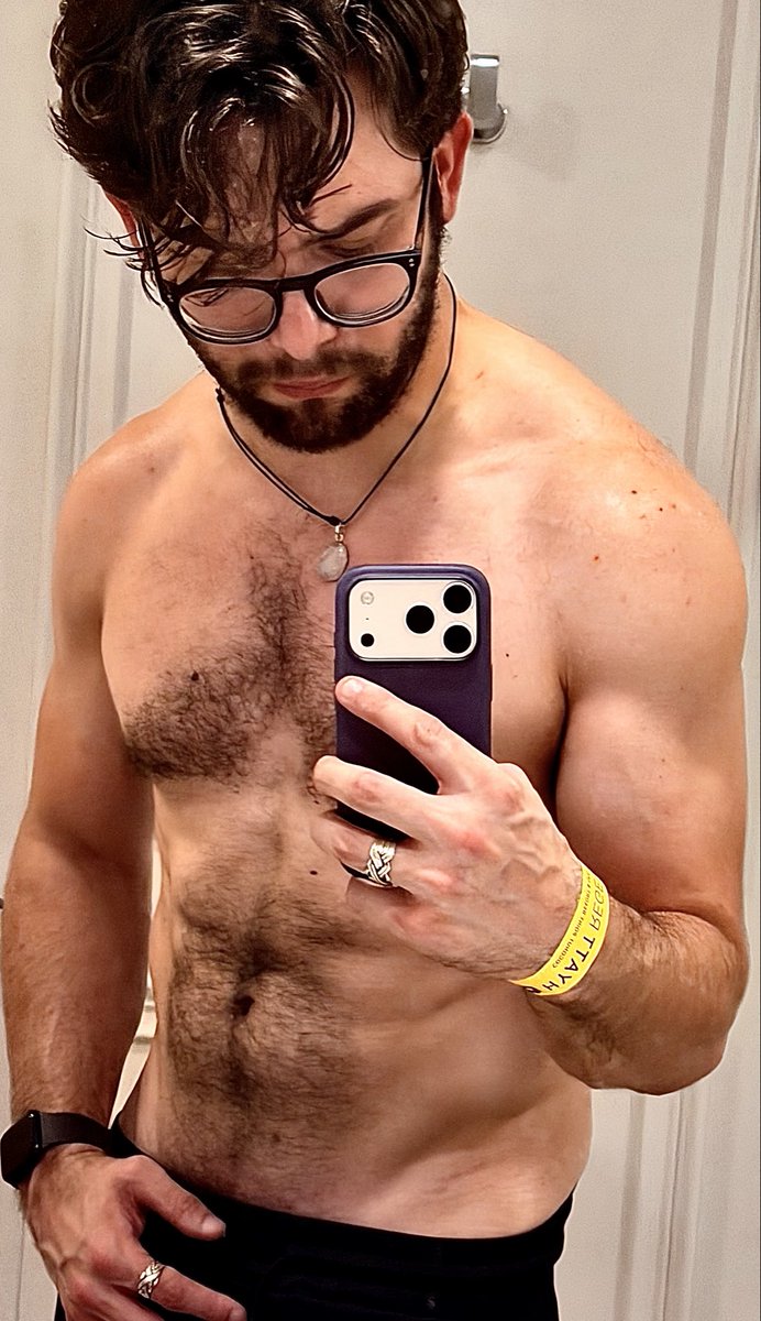 As a disabled man I hate when ppl assume I have a sports injury

They see a brace and say “don’t worry its not forever” or my fav “it gets better” 

I smile as I think: this is forever&amp;will in fact not get better

I get it though, it’s impossible to be #disabledandhot  right?🙄