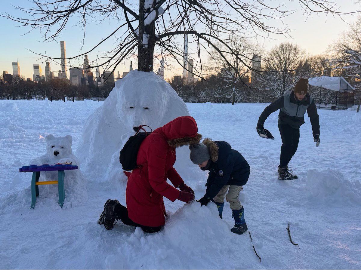 A family of polar bears in the snow

February 23, 2026

Central Park, New York