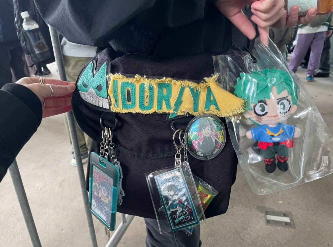 息子に作ったヒロアカバッグ
作ったのはMIDORIYAのモチーフだけ🪡
そして取り外し可能のリクエスト

友達に見られたら恥ずかしいから取れるようにしてねって
つまり彼は今絶賛思春期爆発中