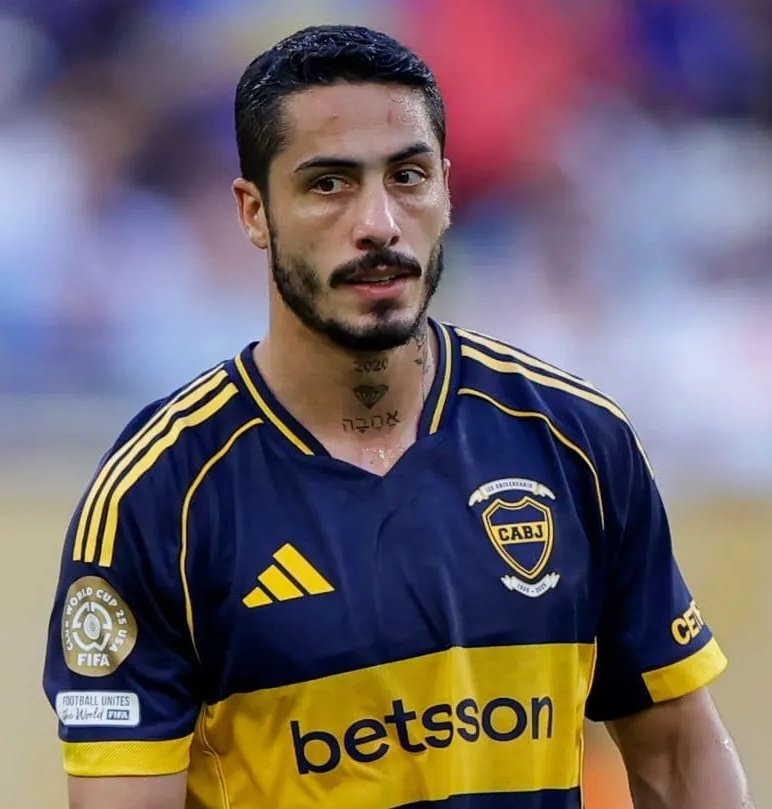 Según Radio La Red, Figal salió junto con Claudio Freire a negarle las camisetas al plantel de Gimnasia de Chivilcoy. Un papelón de éstos muchachos. Se creen que son el Bayern Múnich.