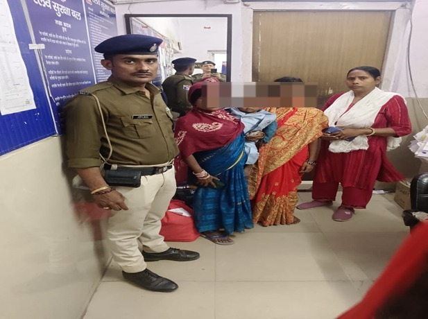 Acting under Operation Nanhe Farishtey, RPF Post Danapur recovered a minor girl aged 13 yrs. at Danapur Railway Station &amp; handed over to her mother in presence of Child Helpline, Patna <a href="/RPF_INDIA/">RPF INDIA</a> <a href="/rpfecr/">RPF East Central Rly</a>