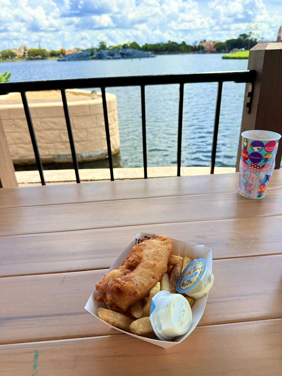 moko_eaka's tweet photo. エプコットのイギリス館にあるフィッシュアンドチップス私達も食べた！
かなり美味しかったし2人で食べて十分な量だったからコスパよく感じた！
関係ないけどこの付近人慣れした謎鳥が大量発生してた記憶…

 #moco_WDW
 #みこもこカイリのWDW限界情緒録 https://t.co/64Z0qVgyIQ