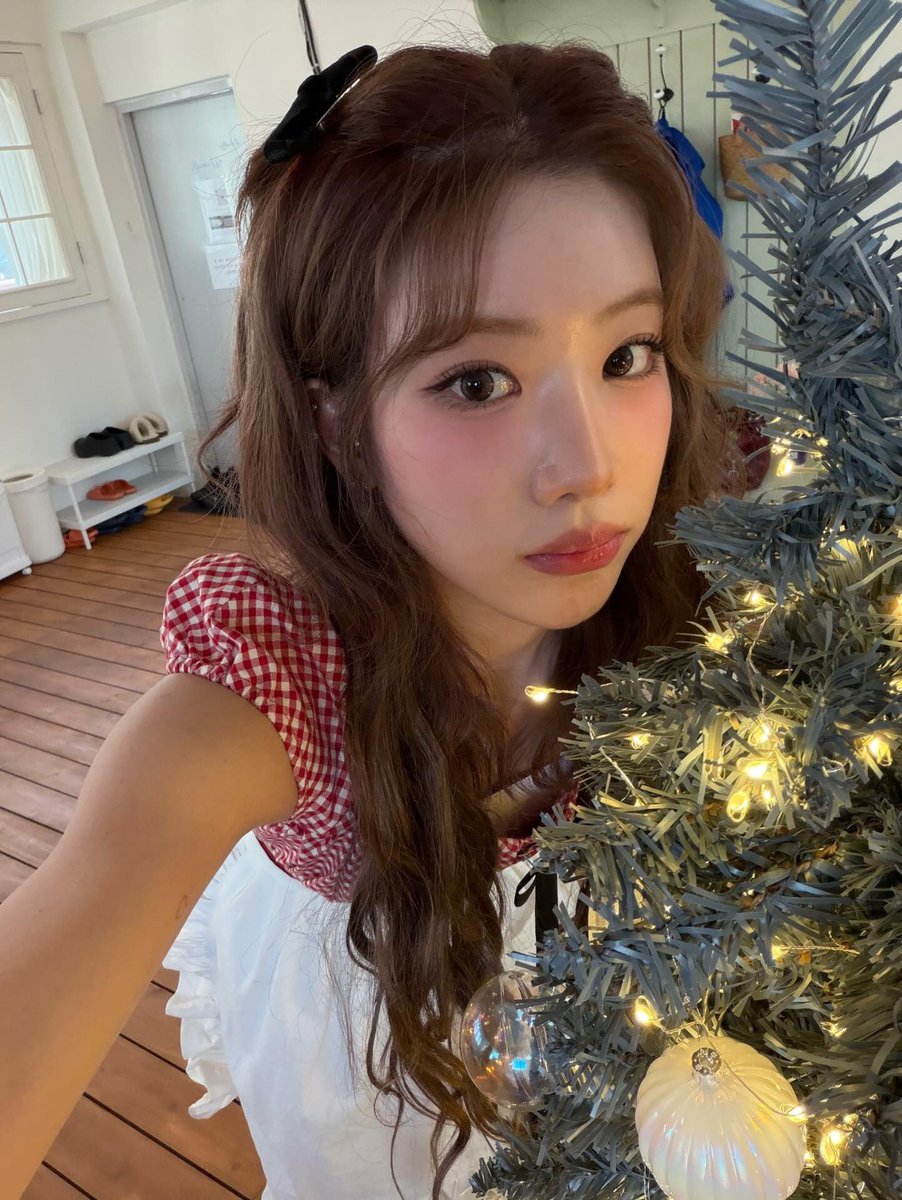 0210_lip_'s tweet photo. 트리 셀카 진짜 넘 예뽀…..🥺 https://t.co/Z0YkV649h9