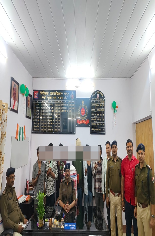 Acting under Operation Yatri Suraksha, RPF Post/Patna arrested 06 persons who involved in theft of passenger belongings with recovery of 02 mobile phones, gold/silver chain valued Rs. 60,000/- &amp; handed over to GRP/Patna to take necessary legal action <a href="/RPF_INDIA/">RPF INDIA</a> <a href="/rpfecr/">RPF East Central Rly</a>