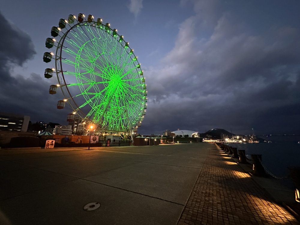 oidemase_info's tweet photo. ＼夜のドライブにおすすめ！🚗／
山口県の絶景夜景スポット4選✨

①周南工場夜景（周南市）
広大な工場群が織りなす光のアートはまるで銀河のよう。
「晴海親水公園」は“日本夜景遺産”にも認定されています🌃

②大平山山道7合目（防府市）
夕焼け空から夜景へ移り変わる空のグラデーションが圧巻。
防府平野や瀬戸内海を一望でき、思わず時間を忘れてしまうほどの美しさ🌆

③あるかぽーと（下関市）
街灯のあたたかな光と海のブルーが重なり合う幻想的な夜景🌊✨
ベンチもあり、散策しながらゆったりと夜景を楽しめます🚶‍♂️

④オーヴィジョン海峡ゆめタワー（下関市）
360度パノラマで関門橋や下関市街を一望🌟
季節や曜日で変わるライトアップも見逃せません✨

ドライブついでに、山口の夜景を楽しんでみませんか？🚗
気になるスポットは【リポスト】で家族や友人にシェアしてください🙌

⏬詳細