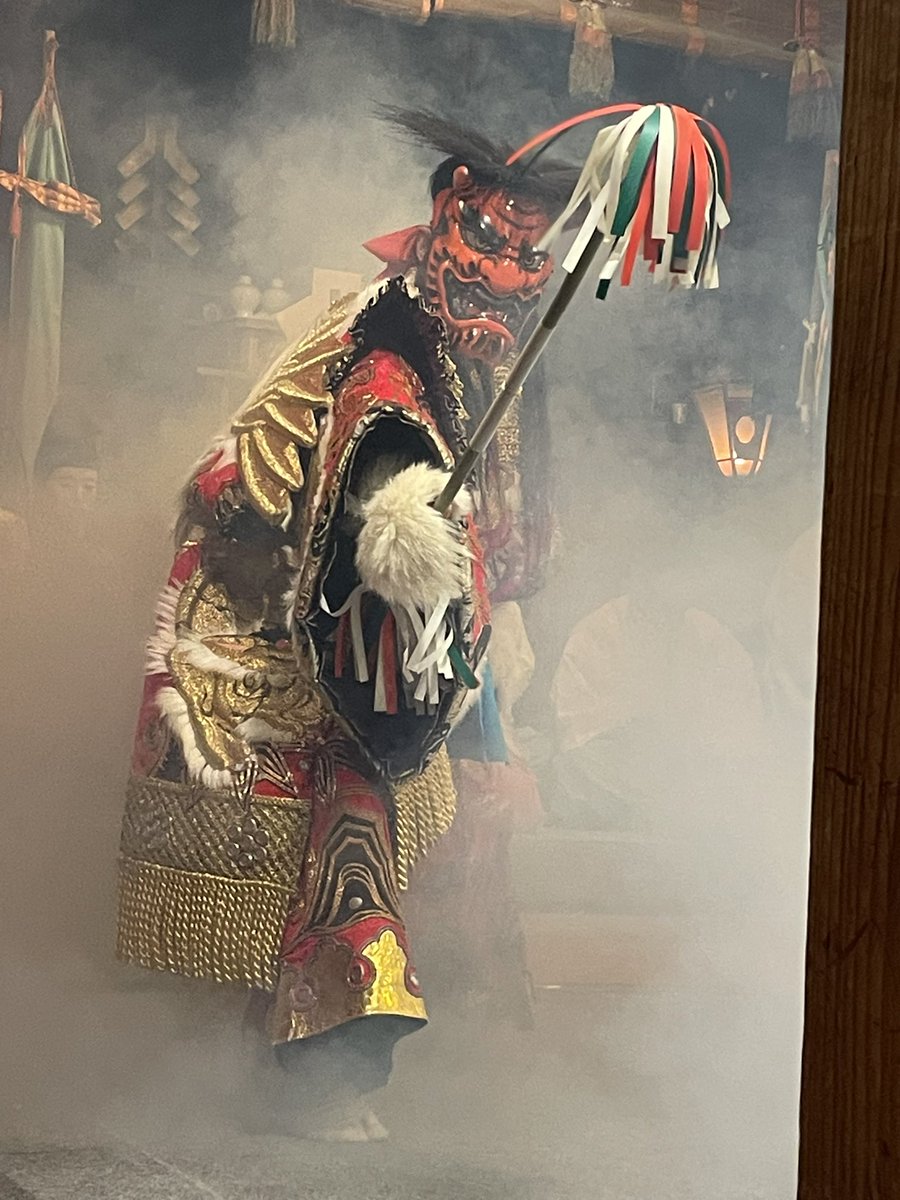 ukipro's tweet photo. そして皆さま石見神楽を知ってましたか？私はここに日本の演劇の活路を見た。能より歌舞伎に近いその魅力は、東京で舞台美術を学んで神楽のために移住した同世代の方もいるほど。刺激をたくさんいただいて帰ります。
#遊ぶ広報 #ワーケーション #島根県大田市 #大田市暮らし #大田市関係人口拡大事業 https://t.co/9gpHkDfSjQ