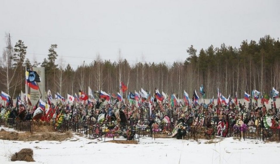 На могилах ватного народа
За одну неделю до весны
Отмечает смерть четыре года
День рождения путинской войны.