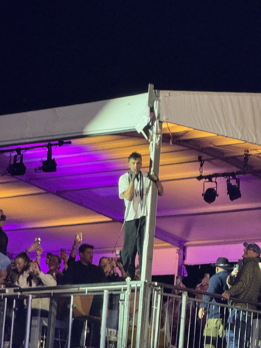 getupjohnnyboy8's tweet photo. Take me back to Innings Fest,
Take me back to that show,
Lights go dark and the crowd erupts,
Feel the speakers blow,
Tyler jumps from the piano top,
Josh is my dad, of course!
Drag Path One Way Center Mass. Oh my gosh, encore! 
#twentyonepilots #inningsfest https://t.co/jgZIWSzAKo