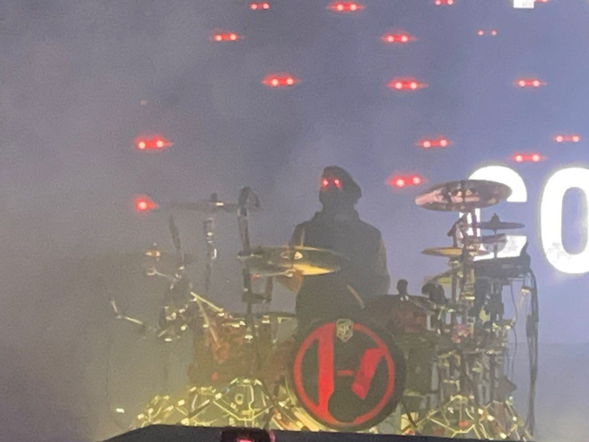 getupjohnnyboy8's tweet photo. Take me back to Innings Fest,
Take me back to that show,
Lights go dark and the crowd erupts,
Feel the speakers blow,
Tyler jumps from the piano top,
Josh is my dad, of course!
Drag Path One Way Center Mass. Oh my gosh, encore! 
#twentyonepilots #inningsfest https://t.co/jgZIWSzAKo