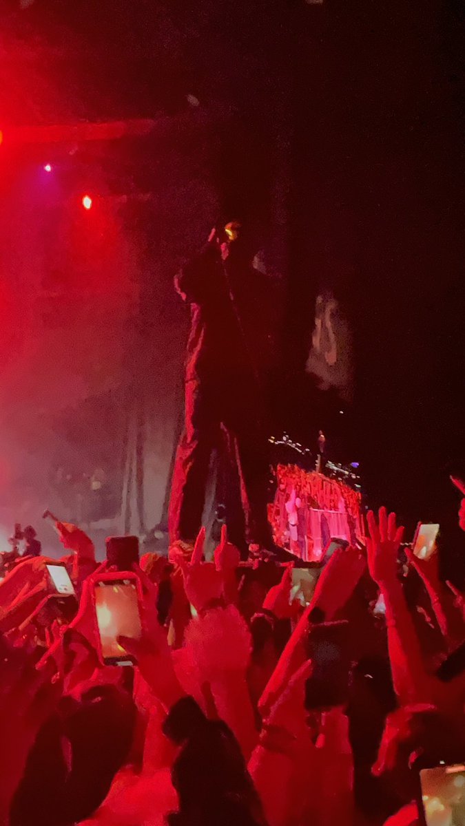 getupjohnnyboy8's tweet photo. Take me back to Innings Fest,
Take me back to that show,
Lights go dark and the crowd erupts,
Feel the speakers blow,
Tyler jumps from the piano top,
Josh is my dad, of course!
Drag Path One Way Center Mass. Oh my gosh, encore! 
#twentyonepilots #inningsfest https://t.co/jgZIWSzAKo