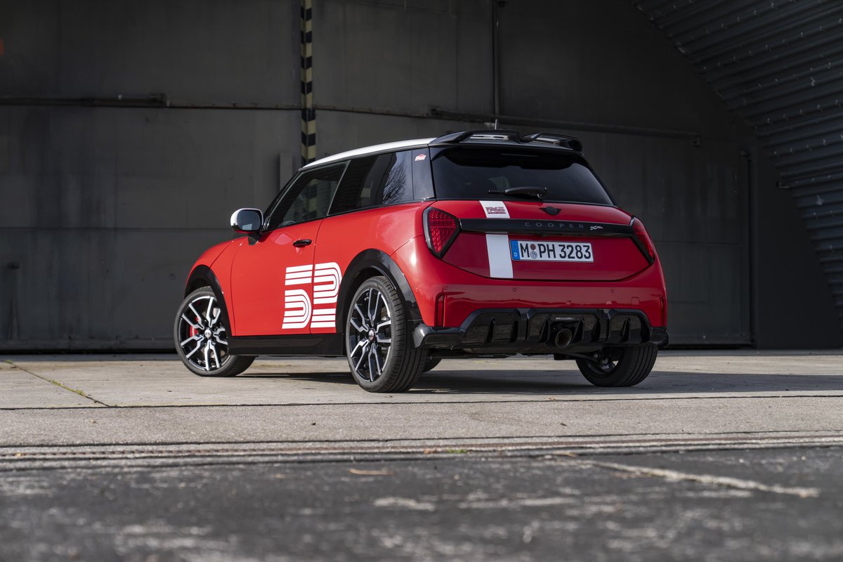 MINI、ラリー優勝車をイメージした特別仕様車「1965 Victory Edition