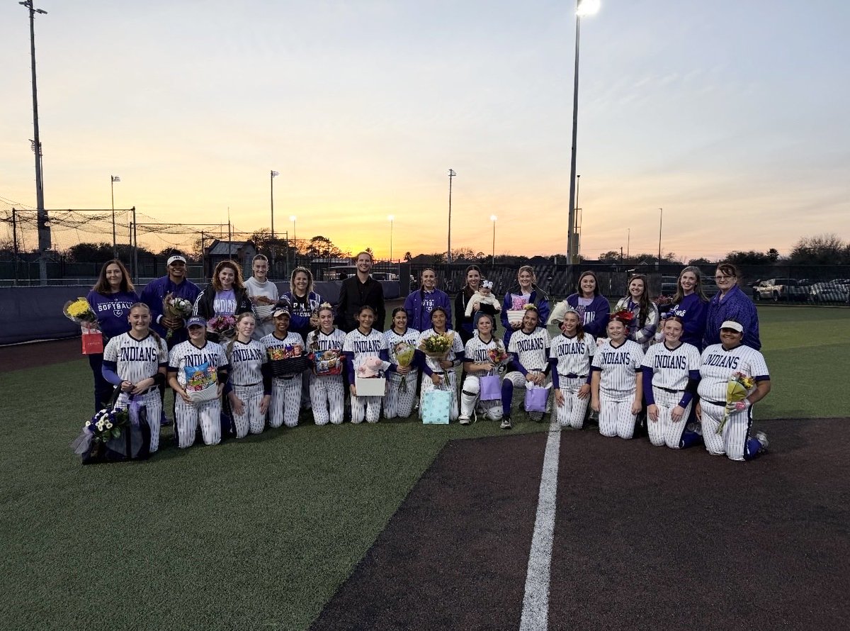 SoftballPng's tweet photo. Teacher appreciation game and clean sweep over Baytown Lee for JV and Varsity!! Both beating them in 3 innings 15-0. Along with a perfect game thrown by McKayla Hranicky 🔥 https://t.co/6QxAqwVHvJ