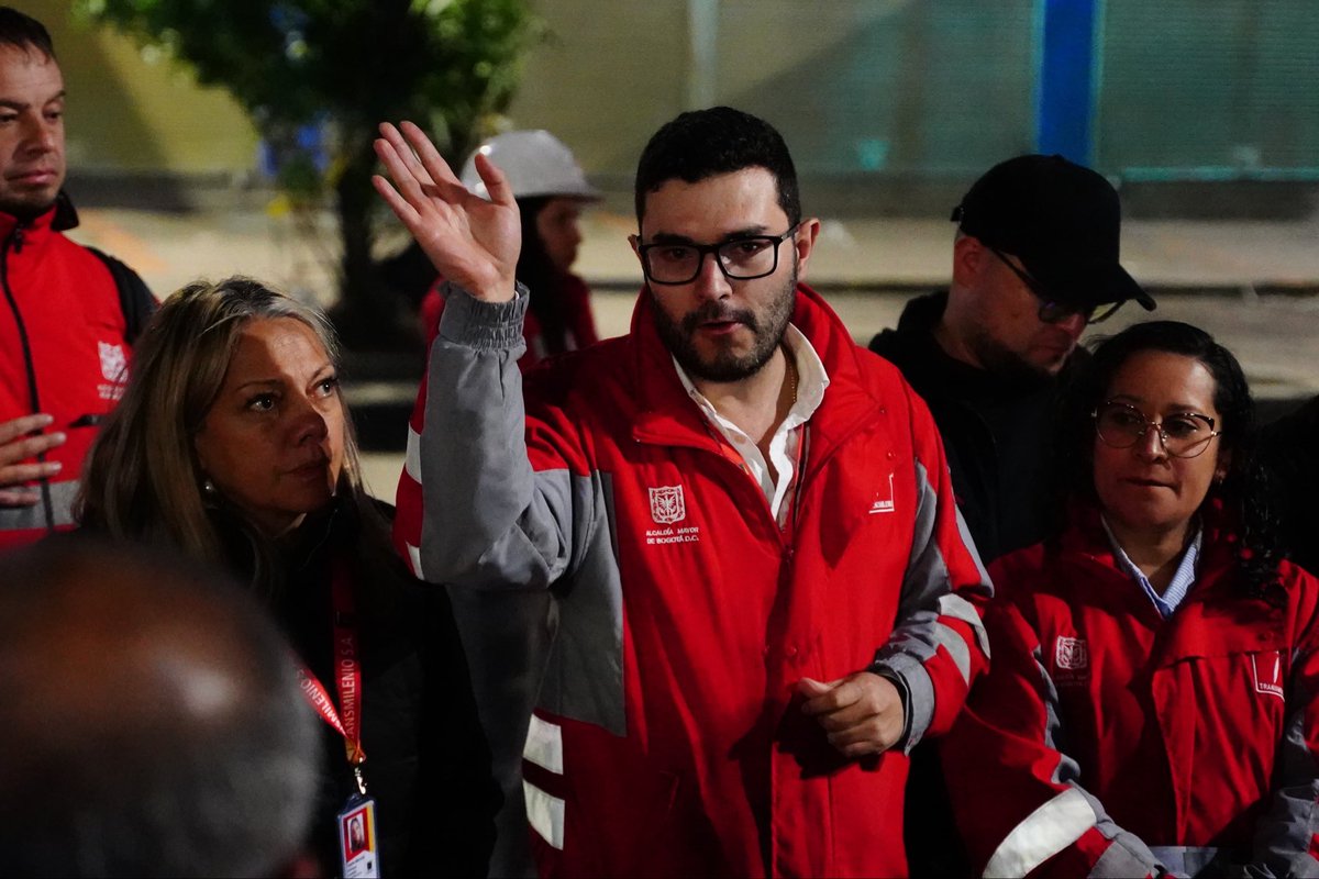 TransMilenio's tweet photo. ¡Activamos jornada de prevención en Jiménez! 🛡️🚏

Hoy, junto a @PoliciaBogota y entidades distritales, realizamos acciones de control y acompañamiento en las estaciones Jiménez Temporal y Jiménez Calle 13.

¿Qué hacemos?

✅ Presencia institucional en horario nocturno
✅ Acompañamiento a estudiantes del SENA
✅ Acciones de prevención y control en el entorno
✅ Promoción de corredores seguros y ordenados

Trabajamos para que cada trayecto sea más seguro y tranquilo. ¡El Sistema lo cuidamos entre todos! ❤️🚎
