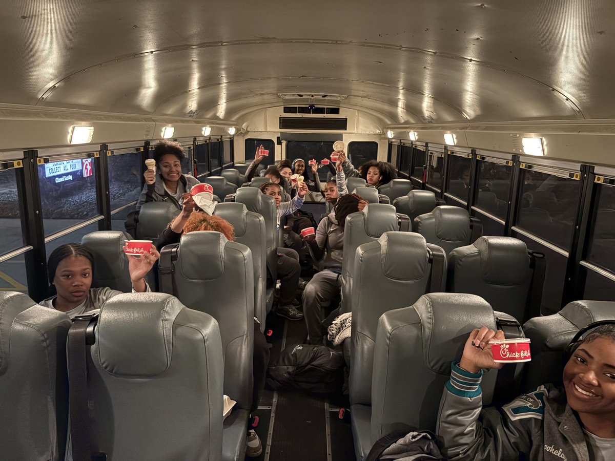 ACHS_ChargerGBB's tweet image. Another Dub. Another Round of Ice Cream!!! Let’s Gooooo!!!! #doitfor2 #chargerswin #round4