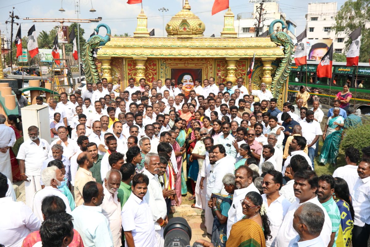 srinivasan_js's tweet photo. தமிழர் குலசாமி, மாண்புமிகு இதயதெய்வம் புரட்சி தலைவி #அம்மா அவர்களின் 78வது புனித பிறந்தநாளை முன்னிட்டு 

கழக பொதுச் செயலாளர், நாளைய தமிழகத்தின் நிரந்தர முதலமைச்சர், மாண்புமிகு சட்டமன்ற எதிர்கட்சித் தலைவர், புரட்சி தமிழர், டாக்டர் #எடப்பாடியார் அவர்களின் ஆணைப்படி 

திருச்சி மாநகர் மாவட்டம் சார்பில், 
திருச்சி நீதிமன்ற வளாகம் அருகே உள்ள புரட்சி தலைவர் எம்ஜிஆர் சிலைக்கு அடுத்து அமைக்கப்பட்ட புரட்சி தலைவி அம்மா அவர்களின் அலங்கரிக்கப்பட்ட திருவுருவ படத்திற்கு மலர் தூவி மரியாதை செலுத்தப்பட்டது.

இதில் கழக நிர்வாகிகள் பெருந்திரளாக பங்கேற்றனர்.

#ADMK #அம்மா #EdappadiPalaniswami #trichy @EPSTamilNadu