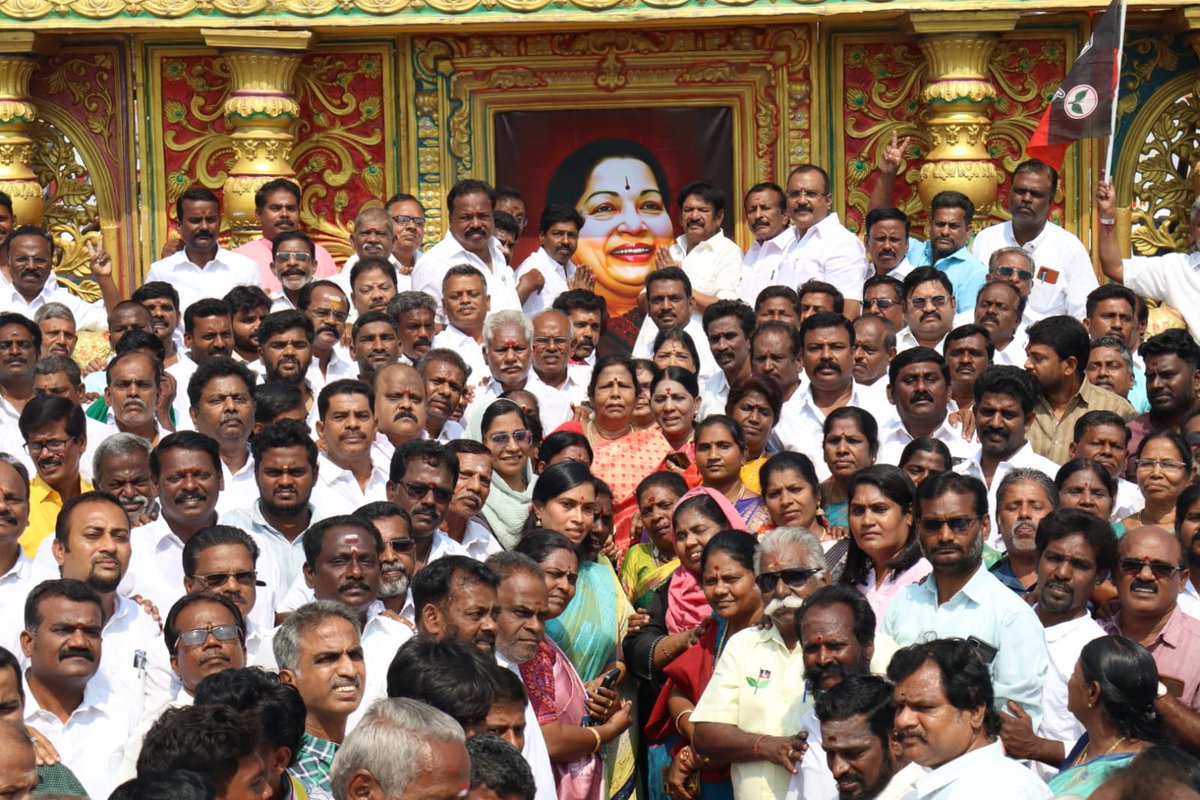 srinivasan_js's tweet photo. தமிழர் குலசாமி, மாண்புமிகு இதயதெய்வம் புரட்சி தலைவி #அம்மா அவர்களின் 78வது புனித பிறந்தநாளை முன்னிட்டு 

கழக பொதுச் செயலாளர், நாளைய தமிழகத்தின் நிரந்தர முதலமைச்சர், மாண்புமிகு சட்டமன்ற எதிர்கட்சித் தலைவர், புரட்சி தமிழர், டாக்டர் #எடப்பாடியார் அவர்களின் ஆணைப்படி 

திருச்சி மாநகர் மாவட்டம் சார்பில், 
திருச்சி நீதிமன்ற வளாகம் அருகே உள்ள புரட்சி தலைவர் எம்ஜிஆர் சிலைக்கு அடுத்து அமைக்கப்பட்ட புரட்சி தலைவி அம்மா அவர்களின் அலங்கரிக்கப்பட்ட திருவுருவ படத்திற்கு மலர் தூவி மரியாதை செலுத்தப்பட்டது.

இதில் கழக நிர்வாகிகள் பெருந்திரளாக பங்கேற்றனர்.

#ADMK #அம்மா #EdappadiPalaniswami #trichy @EPSTamilNadu