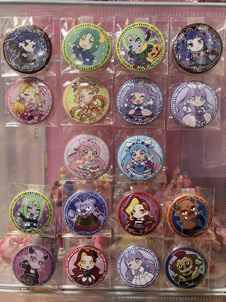 てもしさんの缶バッジが届いたので仮並べで貼り付けてみた。かわいい